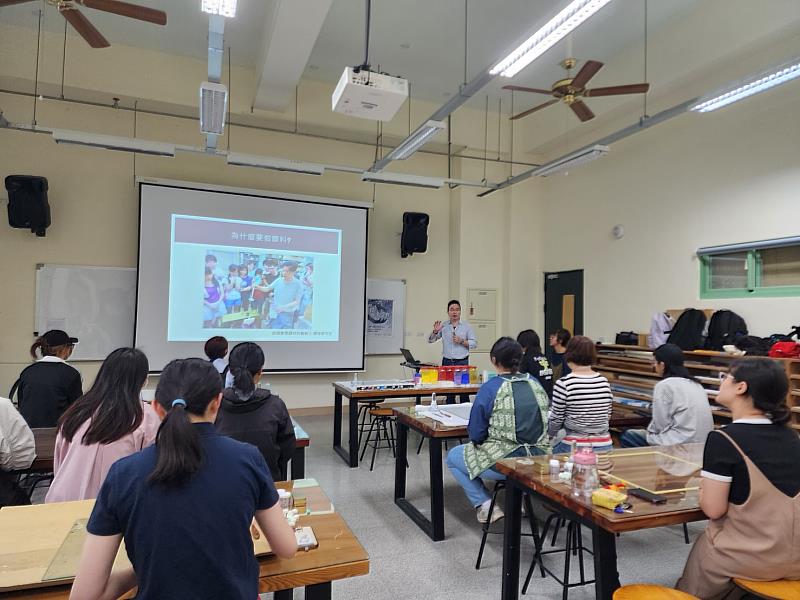 老師說明品牌理念與顏料製作原理。