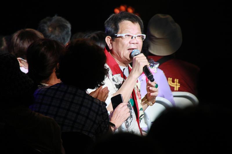 臺東縣長青盃才藝大賽暨星光閃閃群星演唱會 王副縣長及吳議長向長輩致意