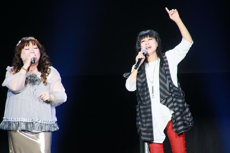 臺東縣長青盃才藝大賽暨星光閃閃群星演唱會 王副縣長及吳議長向長輩致意