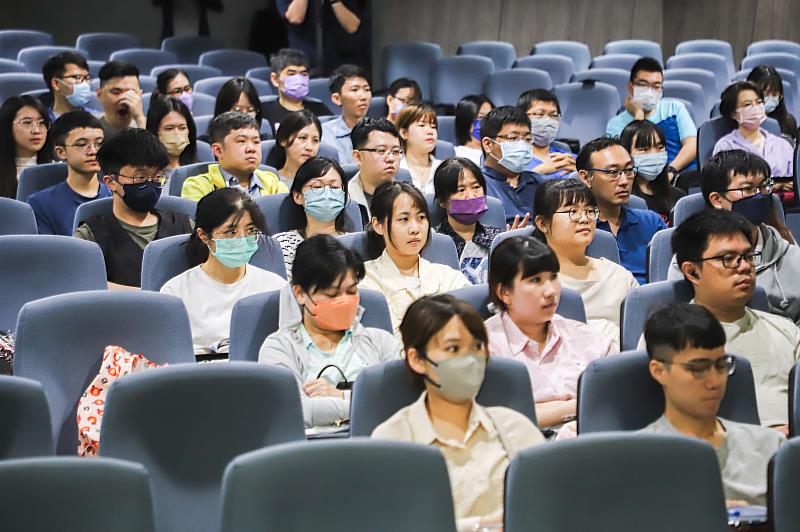 嘉義縣新血報到,翁章梁主持114年度新進人員座談會