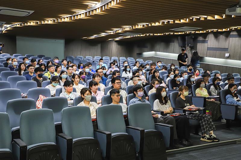 嘉義縣新血報到,翁章梁主持114年度新進人員座談會