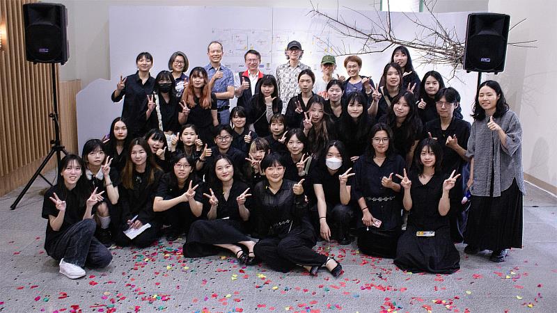 開幕茶會與會貴賓與參展同學大合照。