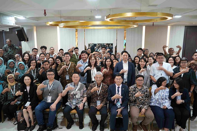 2025年台灣印尼循環經濟研討會於4月15至16日在印尼雅加達Trisakti大學舉辦,聚焦電子廢棄物管理與塑膠廢棄物管理兩大議題,吸引來自台灣與印尼產官學累積近百位專家、業界領袖與學生共同參與。