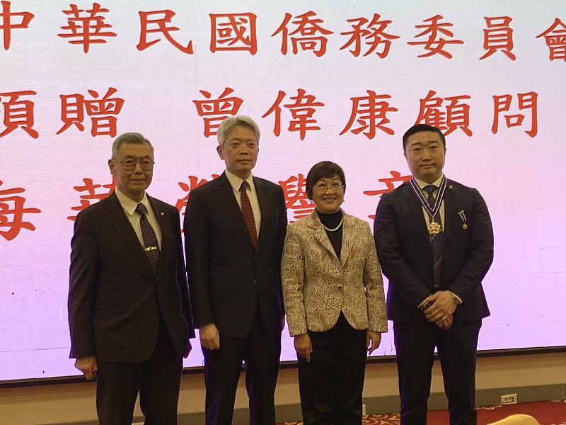 紐約中華公所主席朱超然(左一)、駐紐約辦事處處長李志強(左二)在場見證曾偉康(右一)獲獎