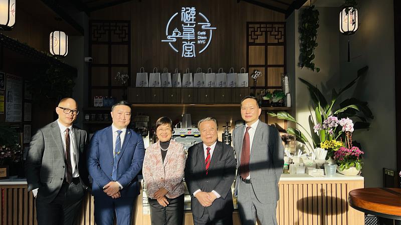曾偉康(左二)邀請徐佳青(左三)參觀他新開幕的咖啡館,紐約中華總商會董事長梅犖生(右二)、副董事長盧元龍(左一)、紐約文教中心主任陳永豐(右一)陪同。