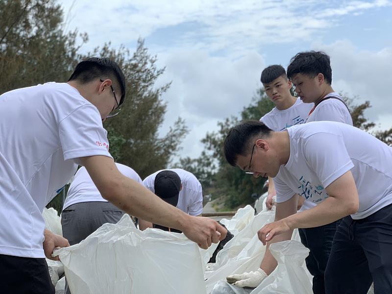 和泰集團南都汽車號召淨灘行動，255人齊心清1070公斤海廢-4