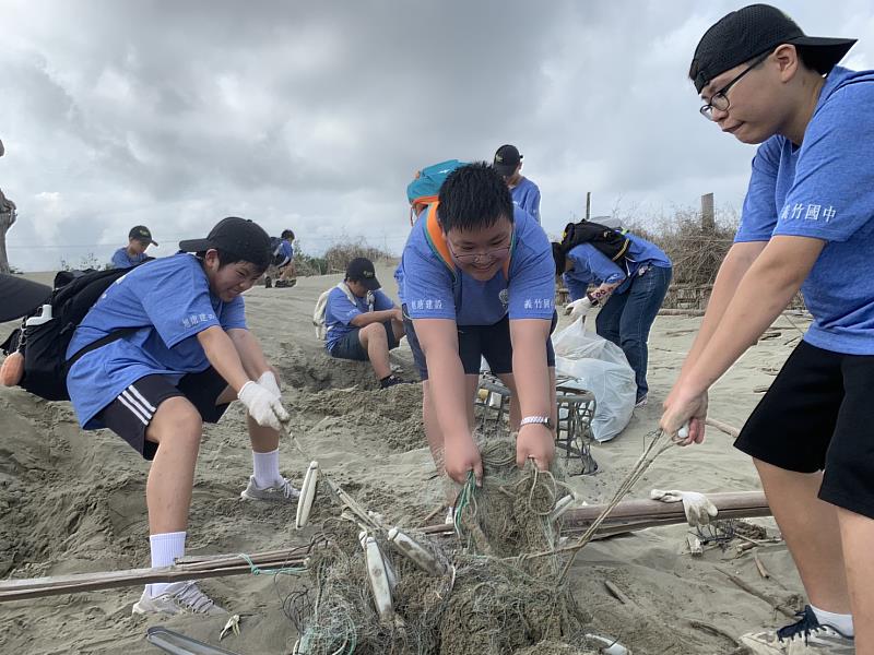 和泰集團南都汽車號召淨灘行動，255人齊心清1070公斤海廢-1