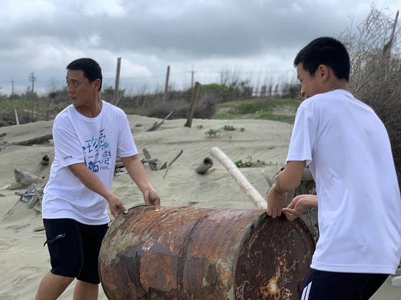 和泰集團南都汽車號召淨灘行動，255人齊心清1070公斤海廢-3