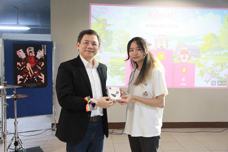 線上遊戲問答環節前三名獲王綮慷校長頒發獎品