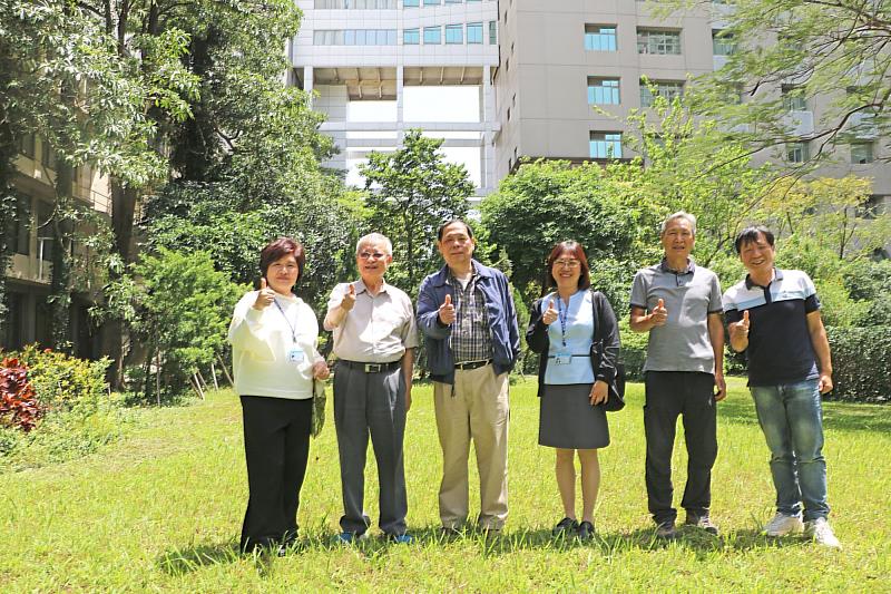 林昭庚董事偕趙克平總務長與附設醫院楊麗慧副院長等人勘查英才校園環境綠美化事宜合影。