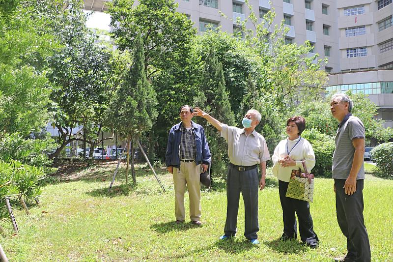 林昭庚董事偕趙克平總務長與附設醫院楊麗慧副院長等人陪同，實地勘查英才校園環境綠美化事宜。