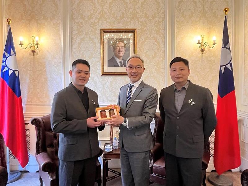 Taiwan in the UK 駐英國台北代表處日前在臉書官網提到，英國「世界柑橘果醬大賽」三金得主拜會姚金祥大使（中），肯定「果食男子」對台灣的貢獻，樂見台灣果醬品牌受到國際肯定，展現台灣食品的創意與軟實力。