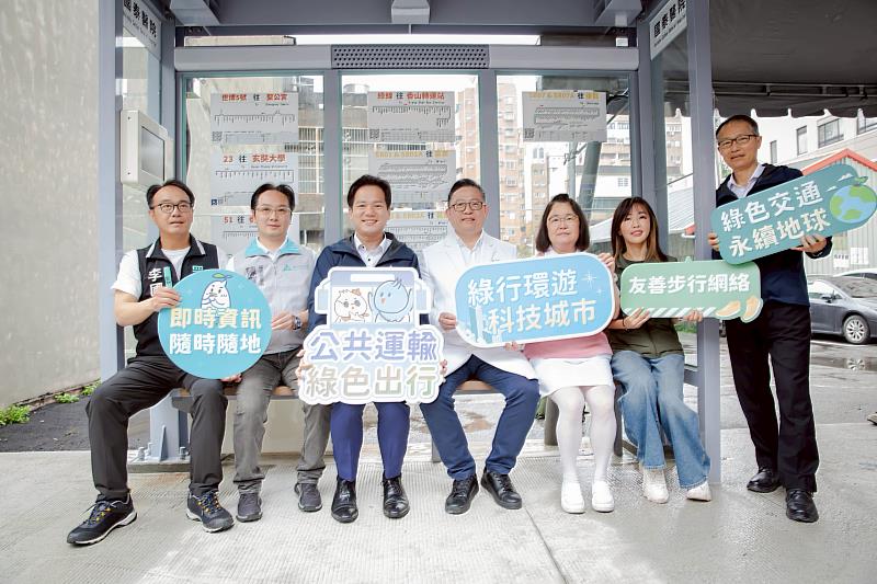 竹市國泰醫院人行道、候車亭、YouBike站完工啟用。