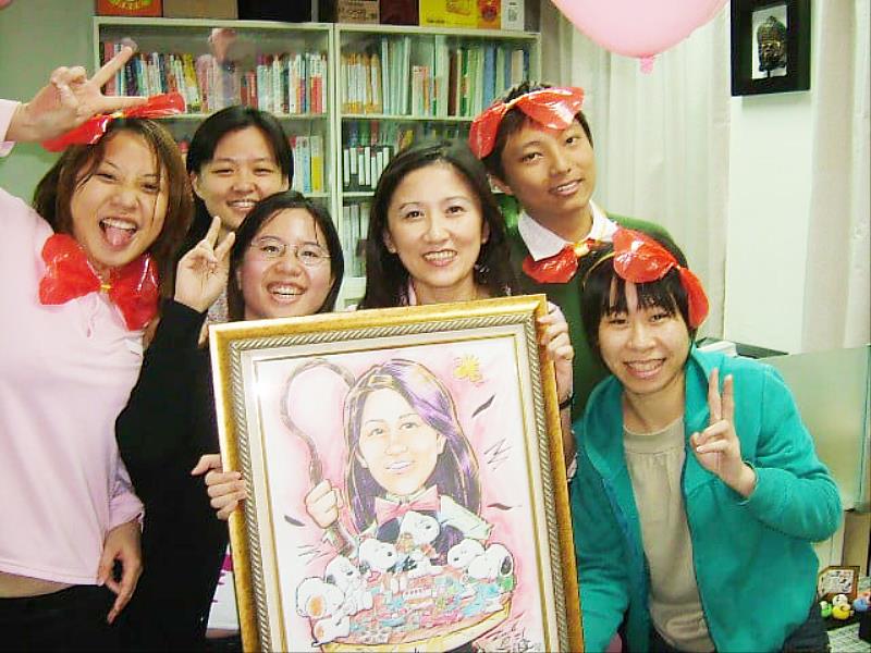 文化大學大傳系王毓莉教授(中)與學生感情融洽。鍾文平(右後)、知名電影藝術廖秉怡(右前)。