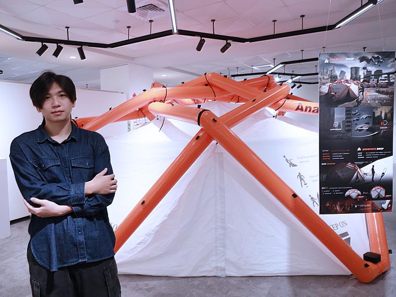 高雄科技大學工業設計系於第一校區圖書館舉辦畢業展「浮游」，昨(23)日結合圖書館二手書香展，共同辦理開幕活動。工業設計系畢業展作品-「ANABIOSIS DROP災民快速收容方案」由林翊文同學創作，以空投物資降落傘為發想，給予災民一個救護避難所，提高降落傘的使用率，其作品入圍2025金點新秀設計獎(產品設計類)、金點新秀贊助特別獎(產品設計類、社會設計類)等三項。