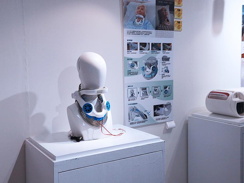 工業設計系畢業展作品-「透氣循環氣切頸圈」創作者孫雲芝同學雖為身障生，她克服身體的不便，一人完成作品的開發與製作，利用渦輪風扇搭配透氣減壓襯墊，提供氣切患者舒適的配戴體驗，作品入圍2025金點新秀設計獎(產品設計類)、金點新秀贊助特別獎(產品設計類、社會設計類)等三項。