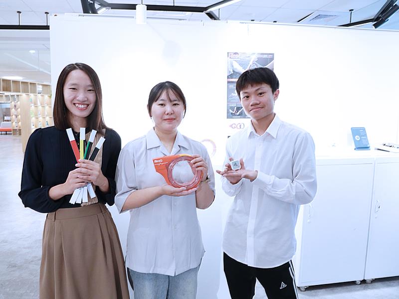 工業設計系畢業展作品-「ResQ大量傷患救援檢傷分級系統」由黃柏翰(圖右)、邱愉淨(圖中)、危珈妤(圖左)等人創作，作品應用紅外線檢測技術，以快速辨識分級傷者，解決台灣醫療人力不足的問題。作品入圍2025金點新秀設計獎(產品設計類、社會設計類)、金點新秀贊助特別獎(產品設計類)等三項。