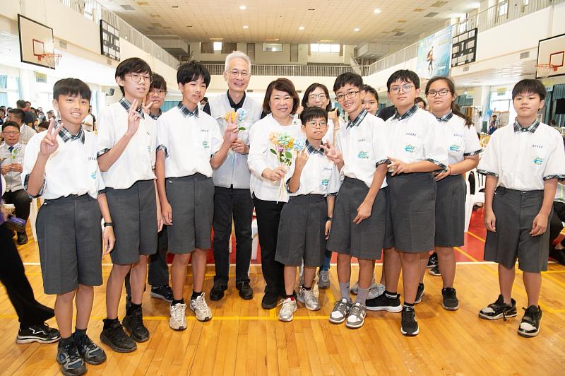 學生手作花束送給勇媽市長