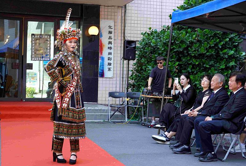 正修妝彩畢業展成果，魯凱族服飾走秀驚艷。
