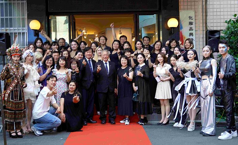 正修科大化妝品與時尚彩妝系二技畢業成果發表會「旅程」登場。