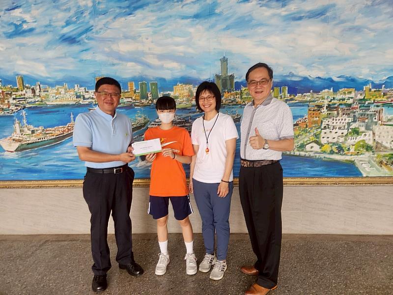 (由左至右)高雄市救國團梁明峰總幹事、受贈同學與班導師、鳳甲國中丁文祺校長