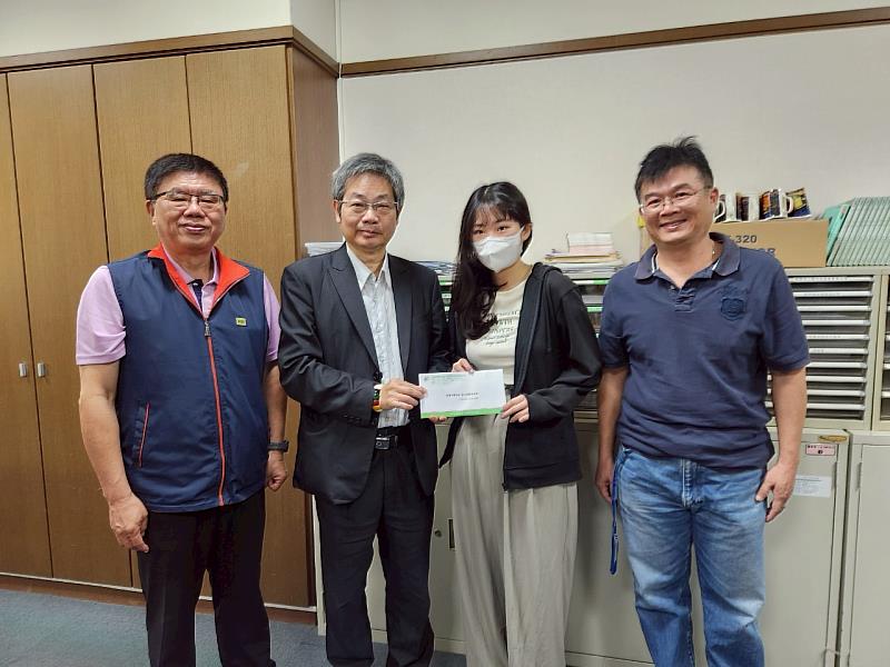 (由左至右)高雄市救國團梁明峰總幹事、李樑堅主任委員、受贈同學與校方行政同仁