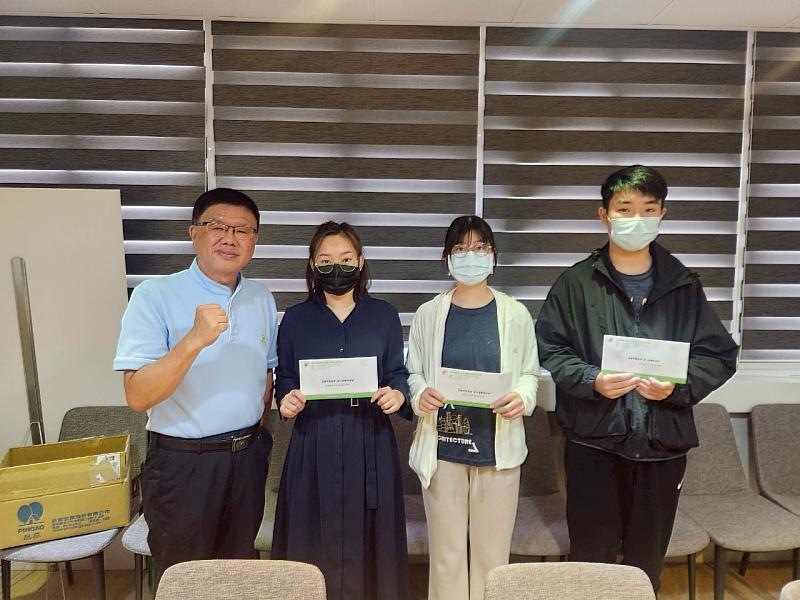 高雄市救國團梁明峰總幹事(圖左)致送同學急難救助金