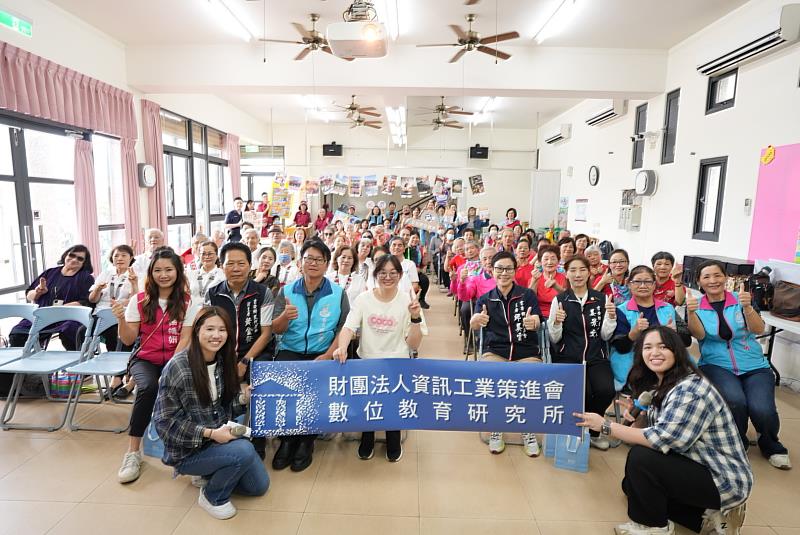資策會教研所主辦《2025樂齡盃數位國民資訊生活大挑戰》競賽，4月21日於花蓮稻香社區攜手地方單位共同推廣活動。圖為貴賓合影，前排座椅左起為：花蓮縣吉安鄉鄉民代表楊靖妍、花蓮縣吉安鄉鄉民代表黃金發、花蓮縣吉安鄉鄉長游淑貞、資策會教研所主任劉錦芳、花蓮縣吉安鄉鄉民代表邱美雲、花蓮縣吉安鄉鄉民代表姜景文、花蓮縣吉安鄉稻香村村長鄧桂英、花蓮縣吉安鄉仁和村村長陳淑美。