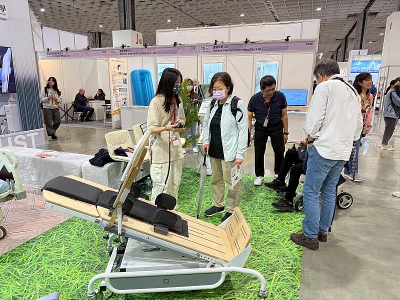 國立高雄科技大學推出多件應用智慧技術的長照輔具設計作品參加2025年ATLife 臺灣輔具暨長期照護大展，吸引醫療照護業者目光。圖為針對腦性麻痺兒童或需長期復健者所設計的「後仰式電動站立架」。站立訓練的效率不僅獲得提升，也能減輕照護者負擔，吸引多家復健中心或輔具業者接洽進一步合作。