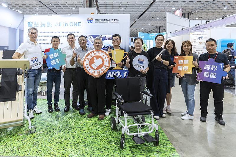 高科大參加2025年ATLife 臺灣輔具暨長期照護大展，展現智慧技術實力，多件創新設計採用智慧技術來改善長照設備、輔具設備之效率與安全性，同時也降低照護者負擔。高科大產學長謝其昌(左五)表示，智慧應用會是輔具創新的未來發展重點。