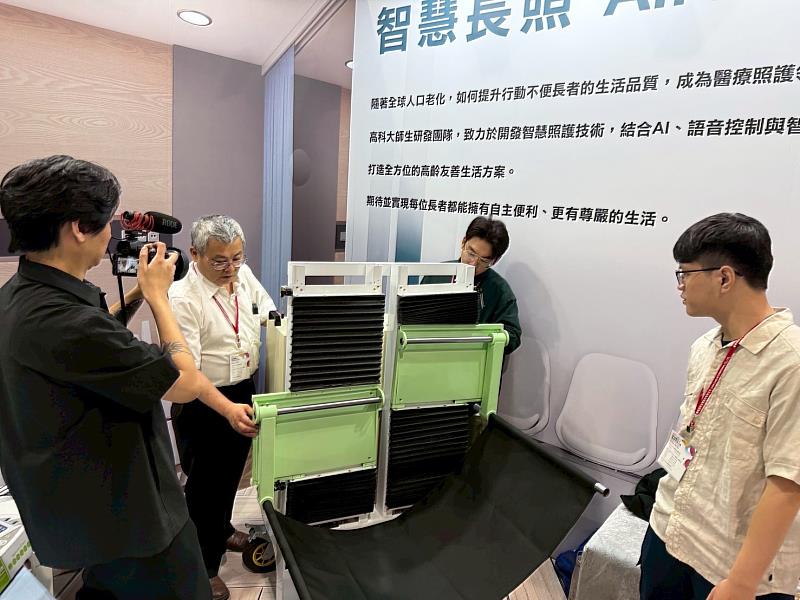 「多功能照護床邊輔助裝置」是高科大與醫療院所共同開發，整合搬移、如廁、洗浴三大功能，符合人體工學設計和安全鎖定機制，被照護者可以在最小範圍內完成日常生活需求，兼顧安全性與便利性。由高科大產學長謝其昌(左二)帶領其團隊共同開發。