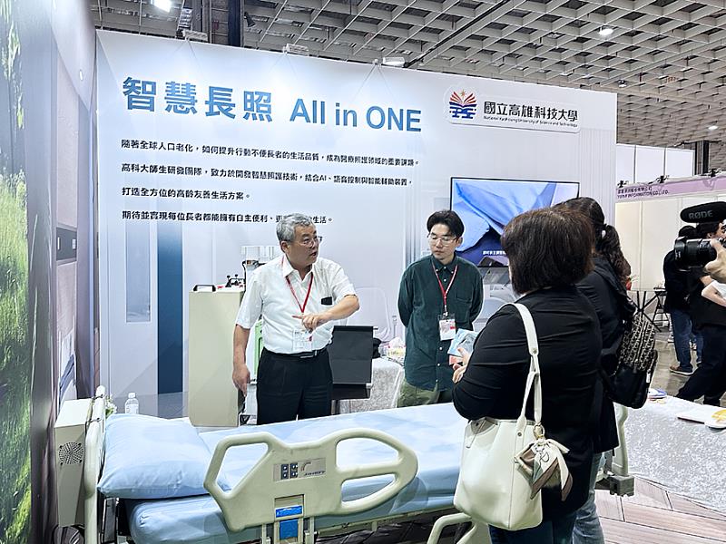 「語音控制智慧長照床」除了臥床角度可以透過語音調整，亦結合手動備援系統以及物聯網環境監控，提升自主性以及照護效率。由高科大產學長謝其昌(左一)帶領其團隊共同開發。