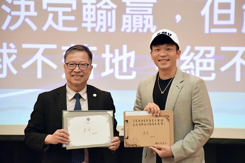 李洋寫下「不是因為看見希望才堅持，是因堅持才能看見希望」勉勵高醫大學生