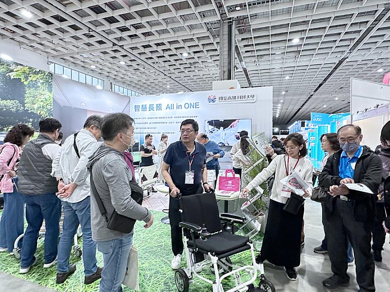 高科大從2024年輔具展收集到的市場回饋，發想設計「智慧語音控制輪椅」，由機電工程系謝其昌教授及工設系主任宋毅仁(圖中展示者)跨領域合作設計，輕巧、一鍵收折的自動輪椅，還可接收語音指令，並且內建導航、AI跌倒偵測、即時警報等功能，不論是居家或外出都可提高安全度。