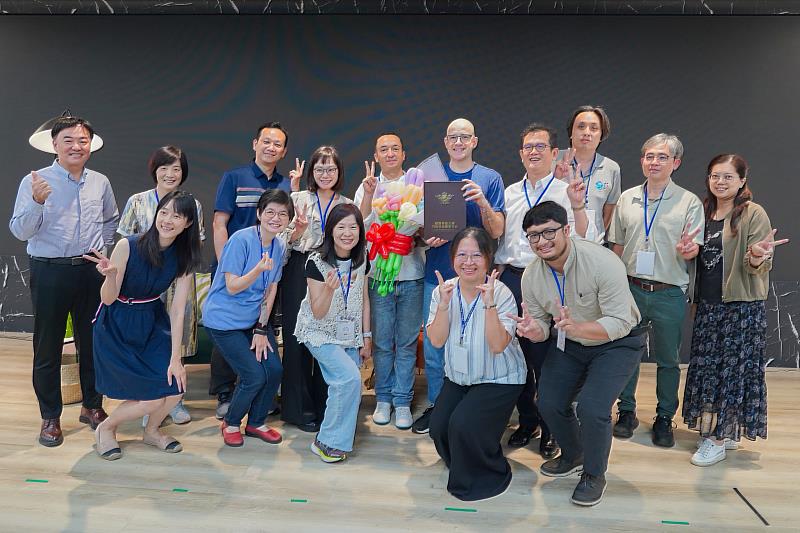 吳鳳以幽默風趣的演講內容,受到朝陽師生好評。