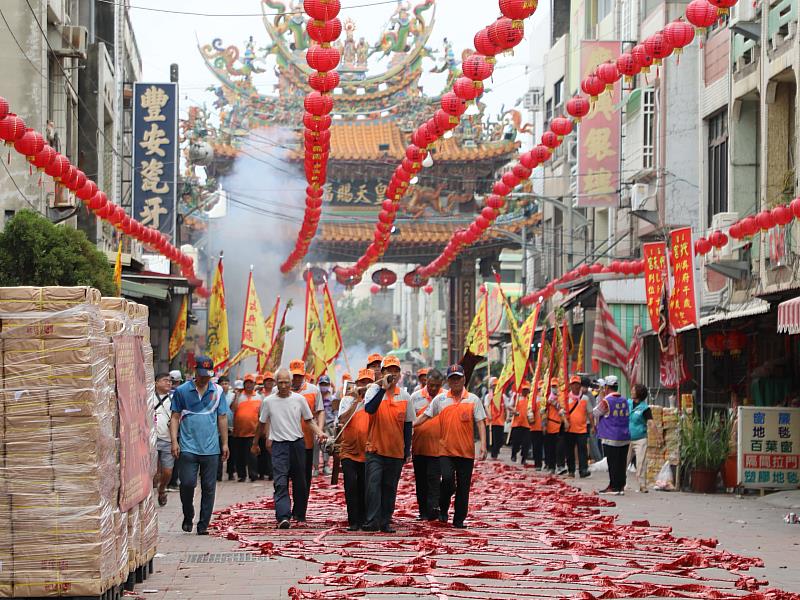 布袋新塭「衝水路、迎客王」熱鬧登場，上萬信眾擠爆王船碼頭