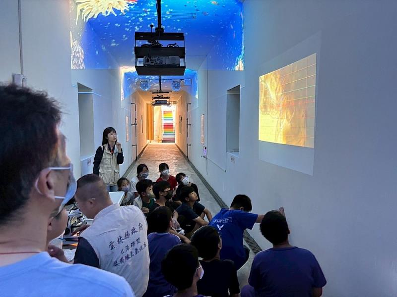 學生觀看北港礫間接觸曝氣氧化廠投影影片，了解現場運作情形。