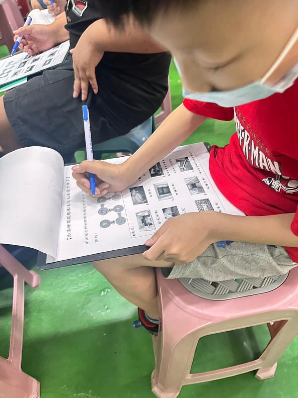 學生專注完成環境教育學習單，加深對污水處理流程的理解與記憶