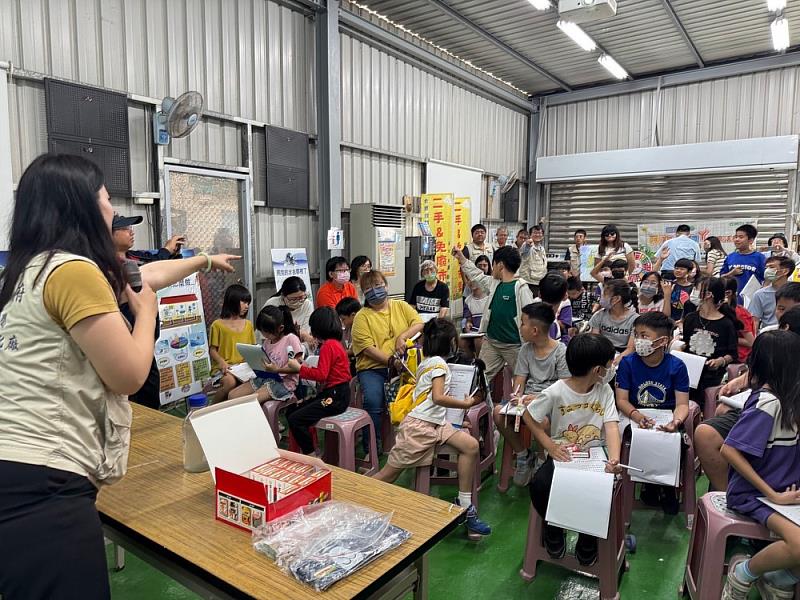 活動現場進行有獎徵答，辰光國小學生踴躍舉手搶答，展現熱情學習氛圍