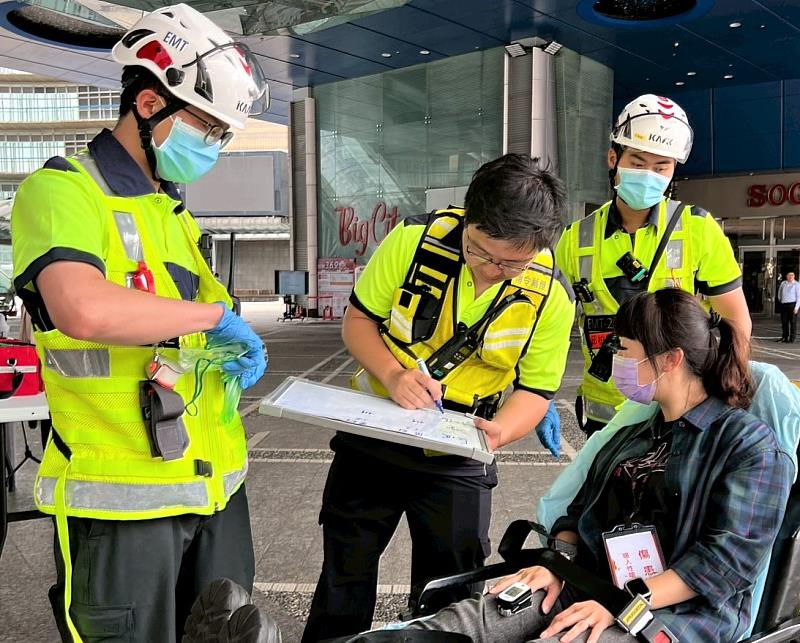 模擬1名員工因吸入性嗆傷，由消防人員進行檢傷並後送醫院治療。