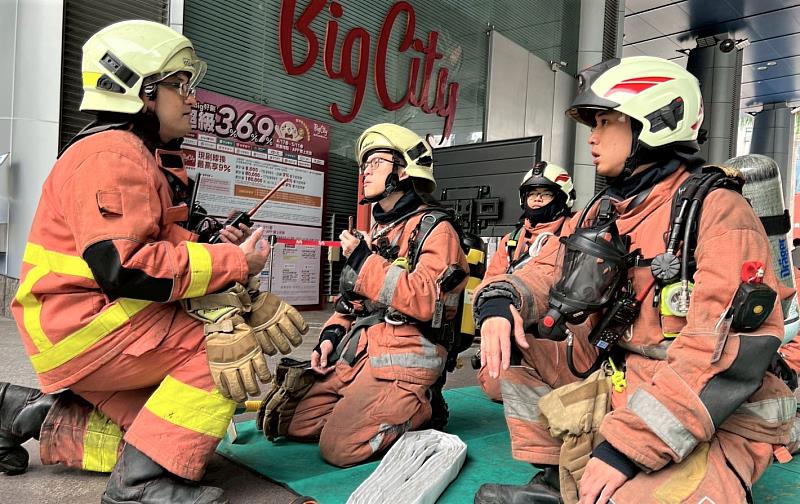 消防人員於集結區集結，由分區指揮官要求入室消防員裝備檢查並說明任務概要。