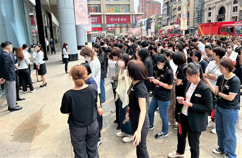 巨城購物中心、巨城SOGO及衛生社福大樓進行人員疏散及清點(本照片為巨城SOGO)，以利消防人員進行搜救區域的擬定。