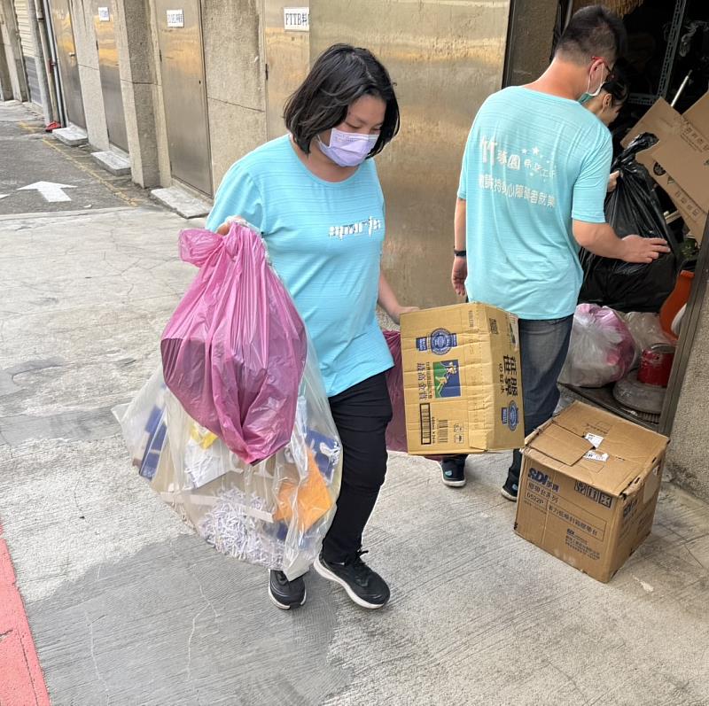 庇護員工進行垃圾清運工作