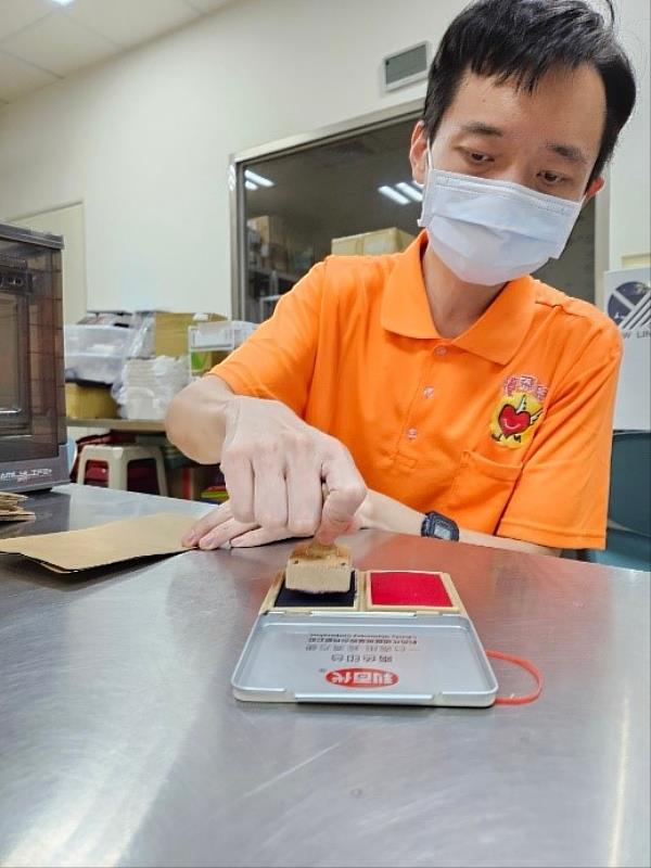 庇護員工製作咖啡包裝袋
