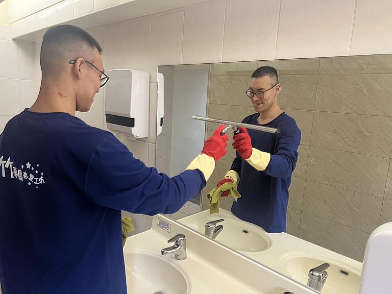 庇護員工進行廁所鏡面清潔