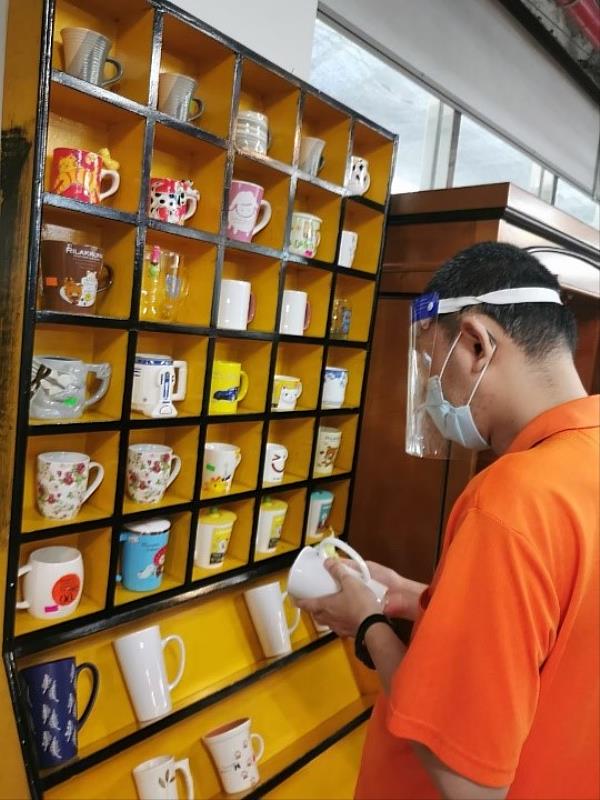 庇護員工理貨架商品整