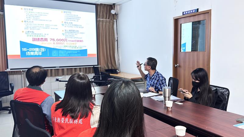 雙方針對無人機培訓課程進行深度討論