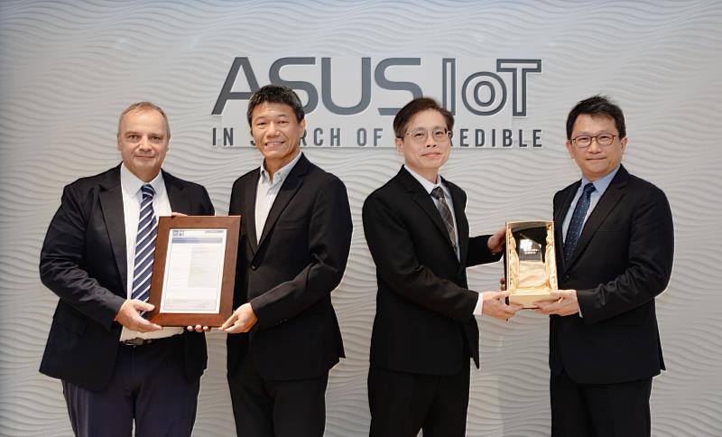 圖一、（左起）Bureau Veritas senior VP of Global Business Line  Sebastian Doose、華碩全球副總裁暨智慧物聯網事業群共同總經理張權德、華碩電腦物聯網事業部處長許銘志、勤業眾信聯合會計師事務所資深執行副總經理簡宏偉
