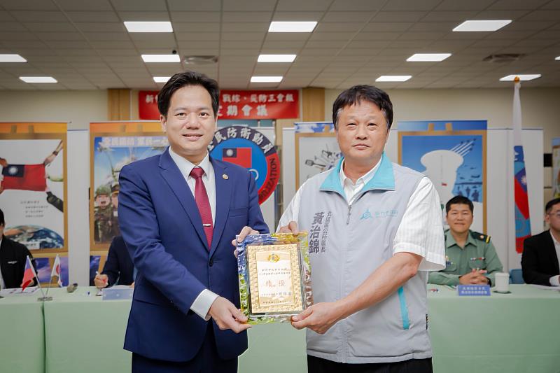 竹市府表揚113年後備軍人資料清查業務績優役政單位,由邱臣遠代理市長親自頒獎肯定績效。