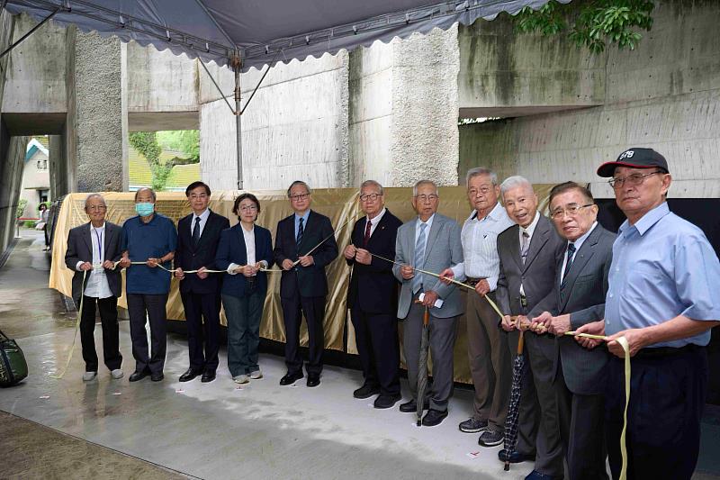 文化部長李遠（左5）、文化部政務次長王時思（左4）、國家人權博物館館長洪世芳（左3）、臺灣二二八關懷總會理事長王文宏（右6）、臺灣戒嚴時期政治受難者關懷協會理事長林家田（右1），以及政治受難者前輩張則周（左2）、周賢農（左1）、陳中統（右2）、陳顯宗（右5）、楊田郎（右4）、楊國宇（右3）等共同主持揭牌儀式。